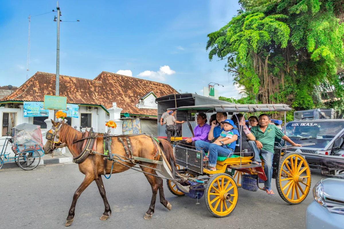 7 Rekomendasi Sepatu Jalan Nyaman untuk Traveling Bebas Nyeri Tumit