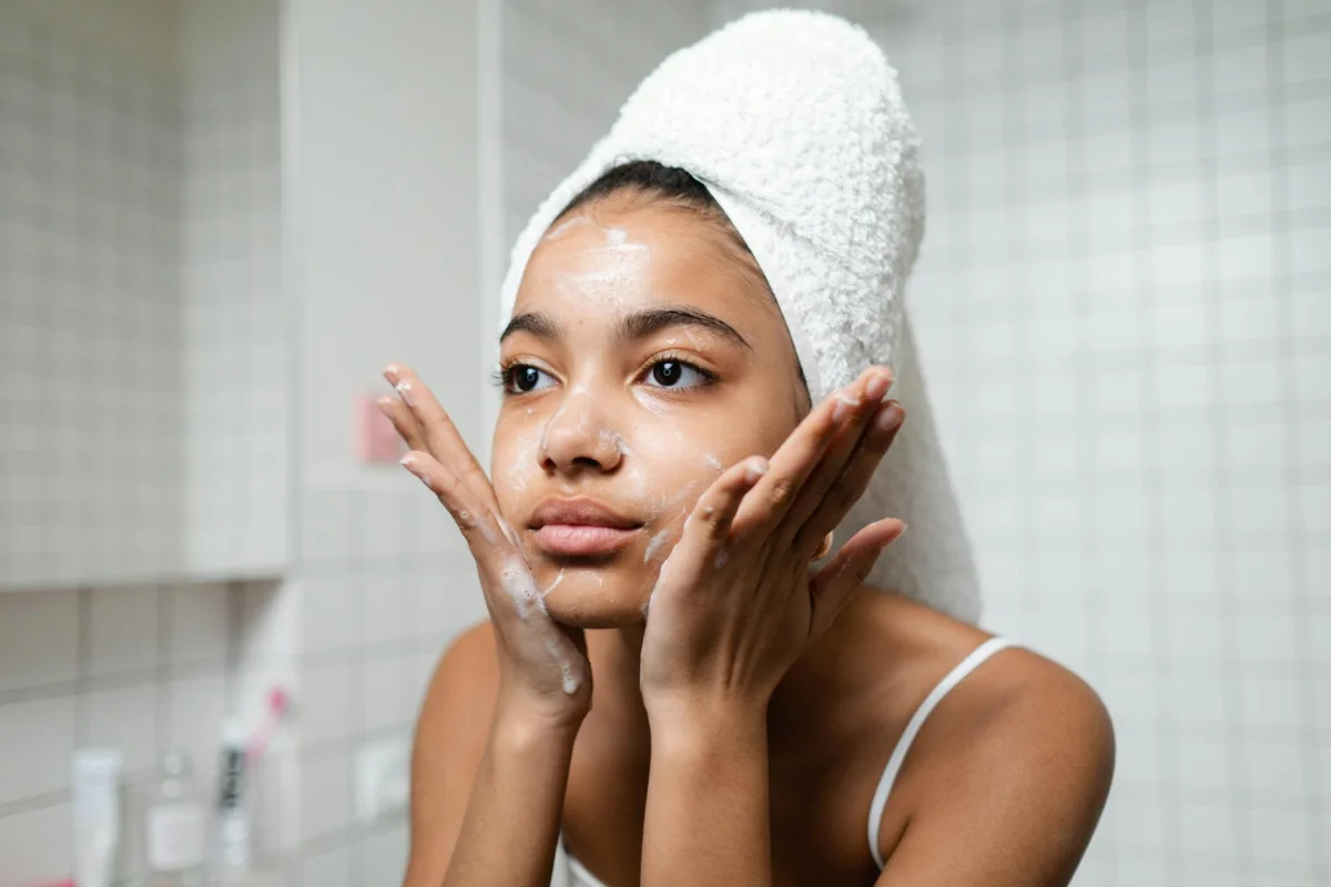 8 Rekomendasi Facial Wash untuk Kulit Kering agar Wajah Lembap