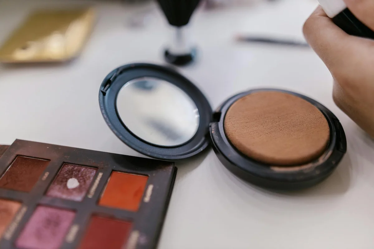 5 Rekomendasi Powder Foundation Praktis untuk Pemula