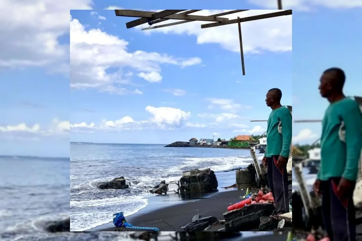 Gelombang Tinggi Hantam Pantai Monggalan Bali, Abrasi Meluas