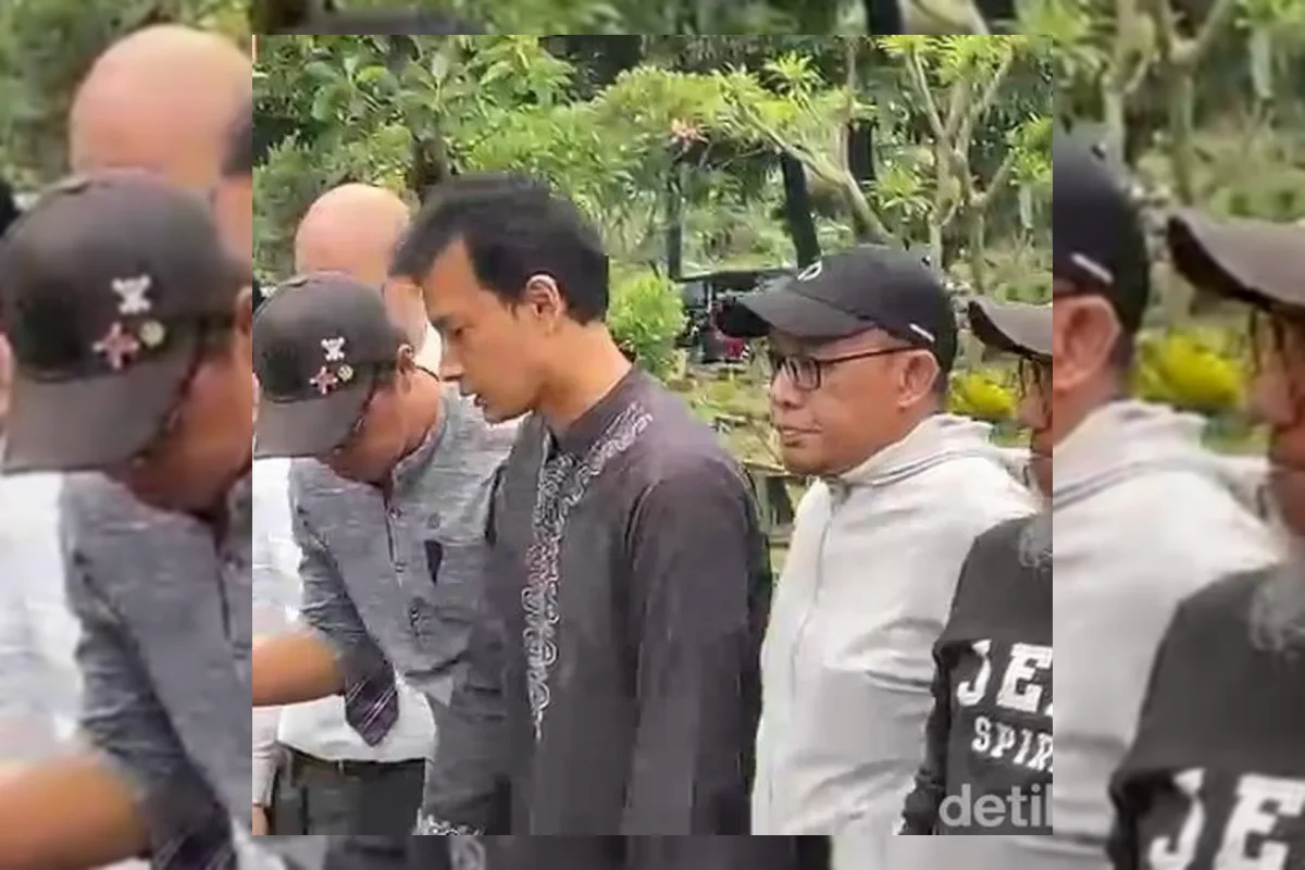 Fedi Nuril Antar Jenazah Ibunda ke TPU Karet Bivak, Tangis Pecah saat Pemakaman