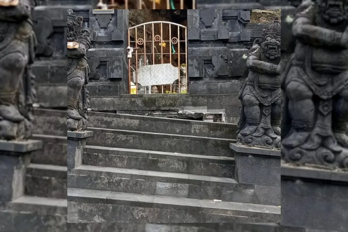 Abrasi Pantai Hancurkan Bangunan Pura Rambut Siwi di Jembrana