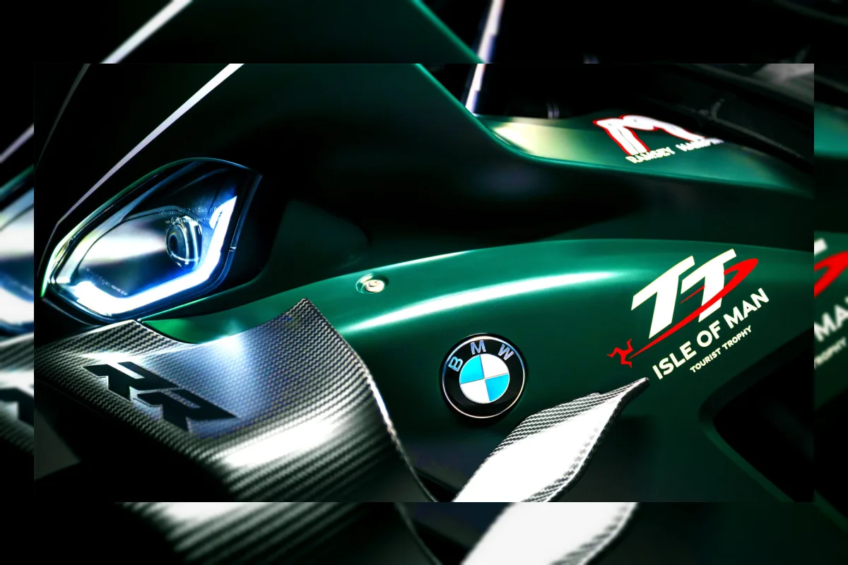BMW M 1000 RR Edisi Khusus Isle of Man TT dengan Harga Setara Toyota Supra