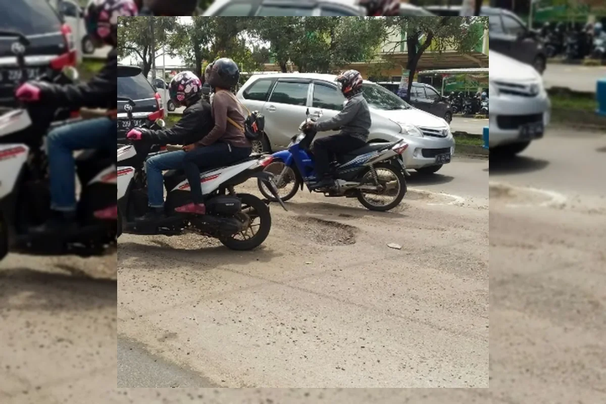 Hindari Banting Setang Spontan Saat Motor Hadapi Jalan Berlubang