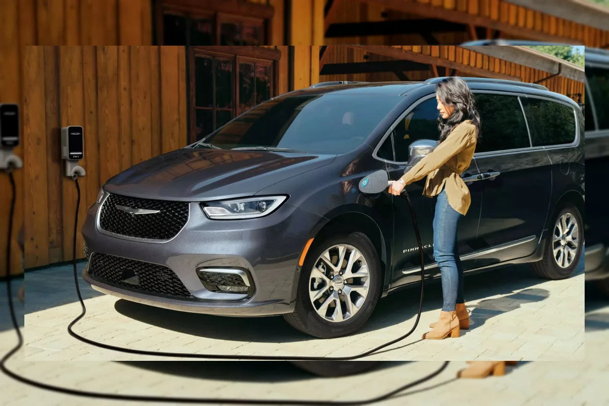 Chrysler Imbau Pemilik Pacifica Hybrid Berhenti Mengisi Daya dan Parkir di Luar Akibat Risiko Kebakaran Baterai