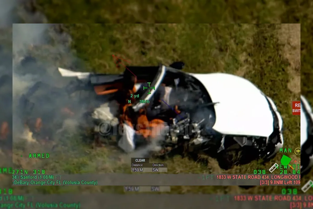 BMW M4 Curian Terbelah Dua Usai Tabrak Tiang Rambu di Florida