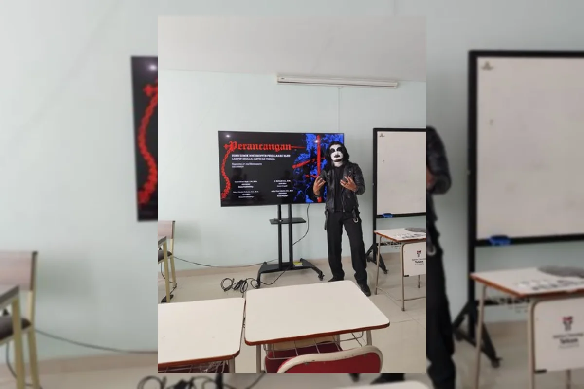 Totalitas! Mahasiswa Purwokerto Sidang TA Pakai Kostum Black Metal