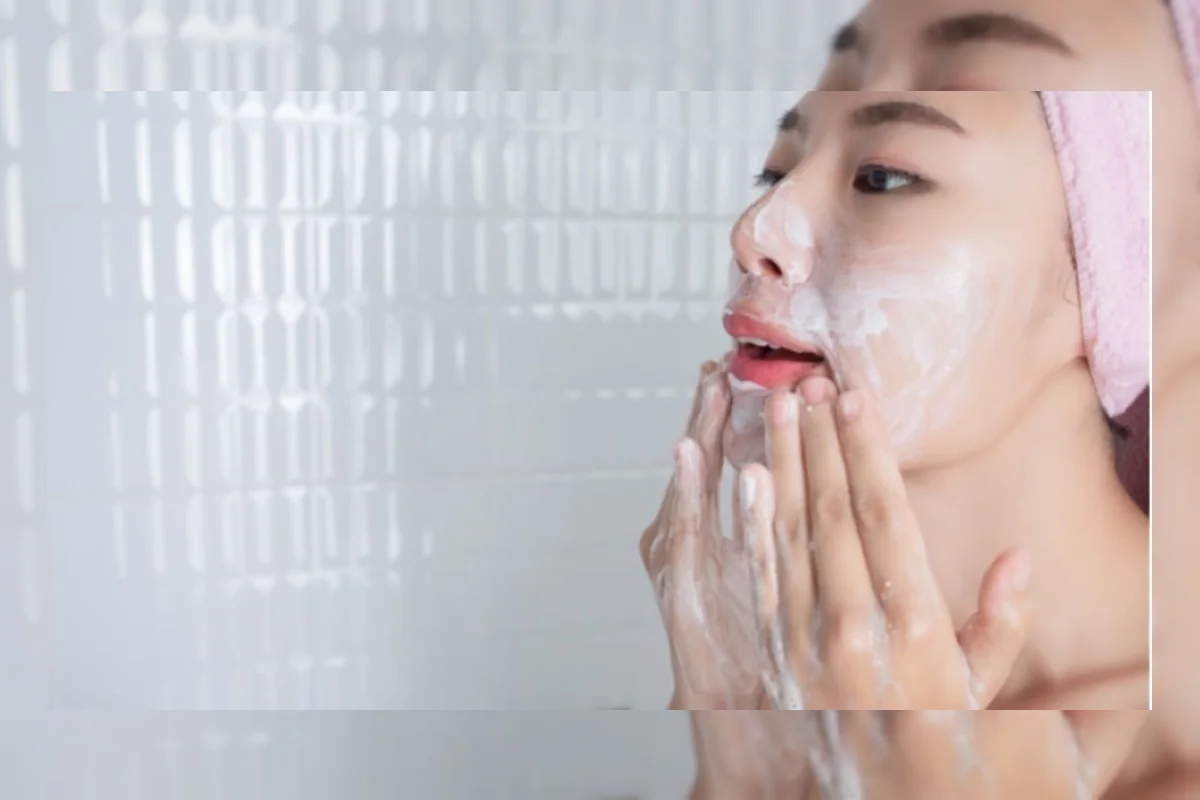 7 Cara Pakai Facial Wash agar Kulit Bersih Tanpa Rusak Skin Barrier
