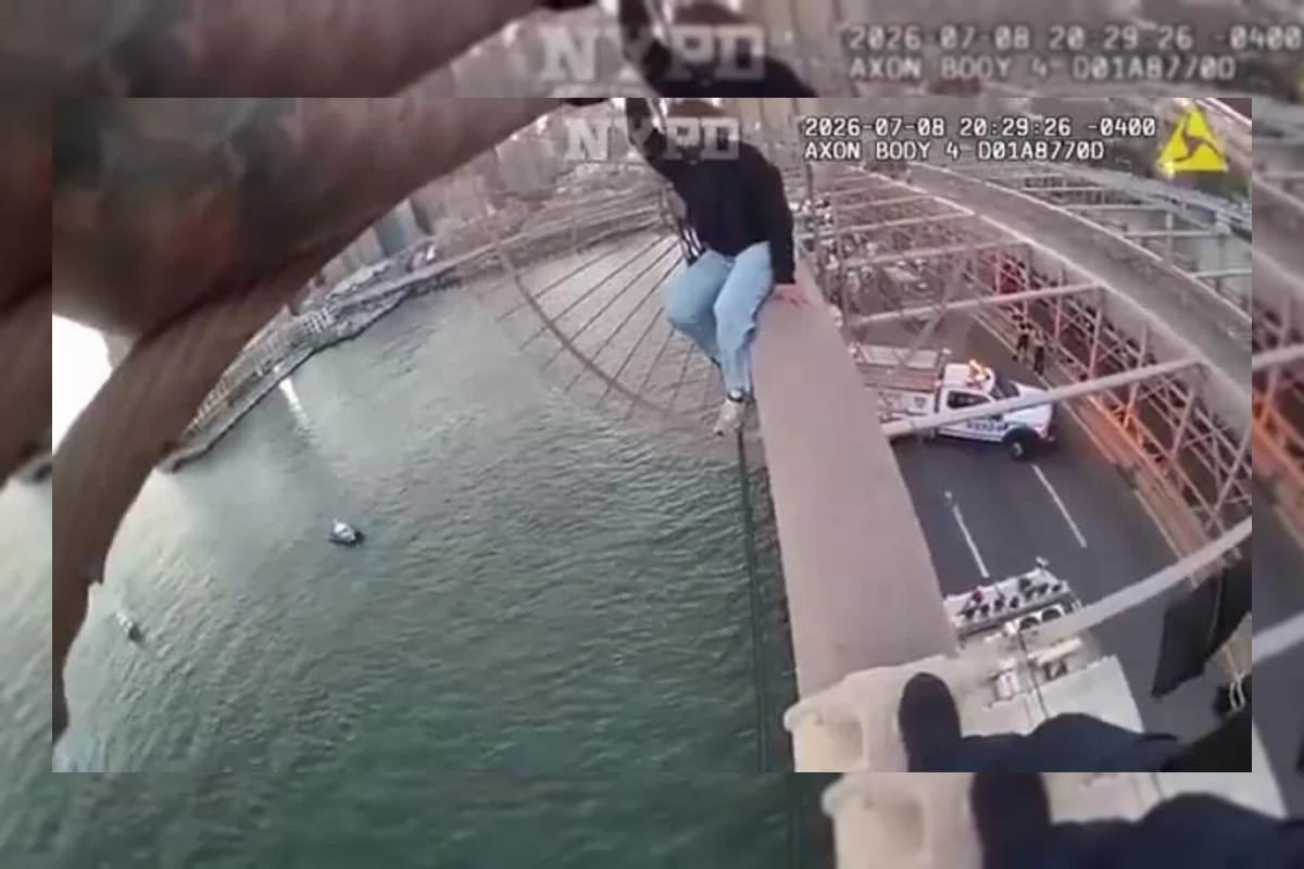 Polisi NYPD Selamatkan Wanita yang Duduk di Kabel Brooklyn Bridge