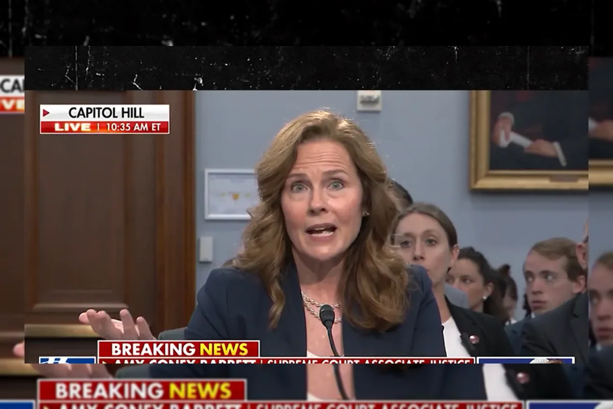 Hakim Agung AS Amy Coney Barrett Pakai Rompi Antipeluru karena Ancaman