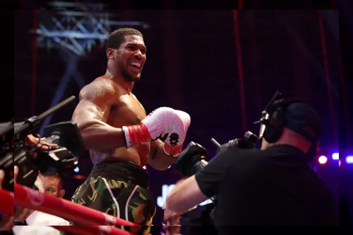 Anthony Joshua Kalahkan Kristian Prenga, Siap Hadapi Tyson Fury
