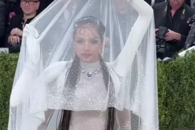 Lisa BLACKPINK Tampil Berbeda dengan Gaun Replika Tangan di Met Gala 2026