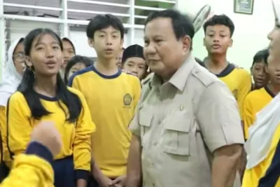 Prabowo Santap Makan Bergizi Gratis Bersama Siswa SMPN 111 Jakarta