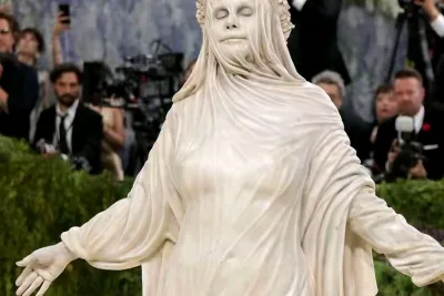 Heidi Klum Tampil Nyentrik Jadi Patung Marmer di Met Gala 2026