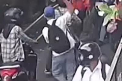 Ciri Pelaku Pembacokan Palmerah Diduga Pelajar Terekam CCTV