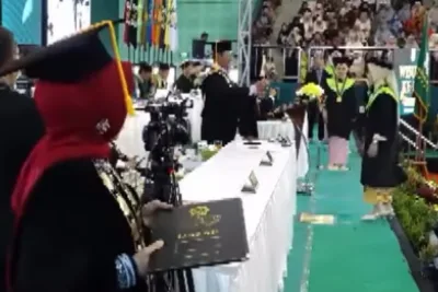 Viral! Niat Foto Bareng Pejabat Kampus, Mahasiswi UINSA Surabaya Malah 'Meluncur' dari Panggung Wisuda