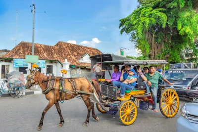 7 Rekomendasi Sepatu Jalan Nyaman untuk Traveling Bebas Nyeri Tumit