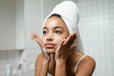 8 Rekomendasi Facial Wash untuk Kulit Kering agar Wajah Lembap