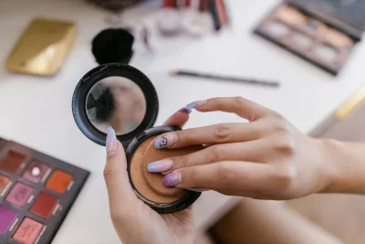 Cara Pakai Loose Powder Agar Makeup Flawless dan Tidak Cakey