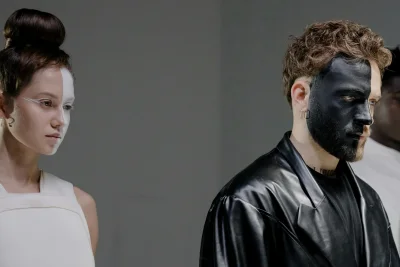 Robot dan Manusia Berbagi Panggung Catwalk di Fashion Show Futuristik