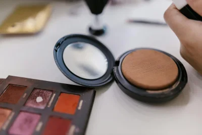 5 Rekomendasi Powder Foundation Praktis untuk Pemula