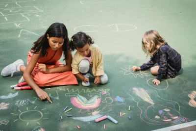 Kenali Ciri Anak Social Butterfly dan Tips Melatih Rasa Percaya Diri