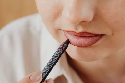4 Rekomendasi Lip Liner Awet dan Anti Pudar untuk Bingkai Bibir Rapi