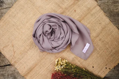 5 Rekomendasi Pashmina Viscose yang Adem dan Nyaman Dipakai Seharian
