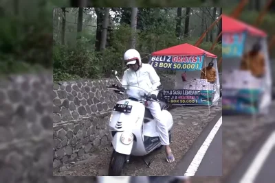 Dedi Mulyadi Tunggangi Vespa GTV Libas Jalur Subang Lembang