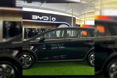 BYD Resmi Luncurkan Mobil Plug-In Hybrid Pertama M6 DM di Indonesia