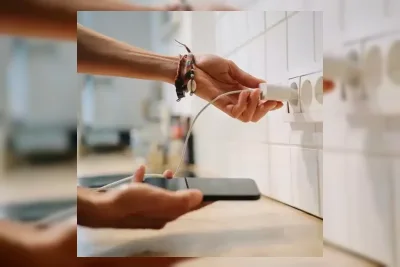 Kebiasaan Membiarkan Charger Menempel di Stop Kontak Picu Risiko Keamanan