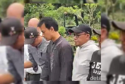 Fedi Nuril Antar Jenazah Ibunda ke TPU Karet Bivak, Tangis Pecah saat Pemakaman
