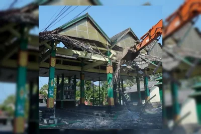 Pemkab Bantul Robohkan Bangunan TPR Parangtritis Lama