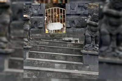 Abrasi Pantai Hancurkan Bangunan Pura Rambut Siwi di Jembrana