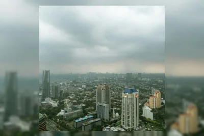 BMKG Prakirakan Cuaca Jakarta Hari Ini Berawan Hingga Udara Kabur