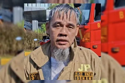 Petugas Gulkarmat Bongkar Plafon untuk Padamkan Kebakaran di Kampus Binus