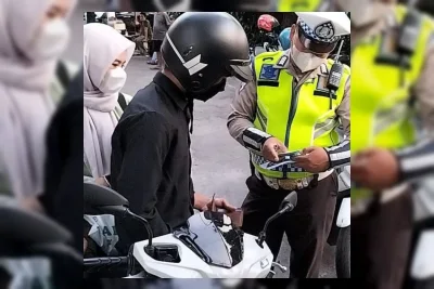 Satlantas Polres Ponorogo Uji Coba Kacamata Pintar Berteknologi AI