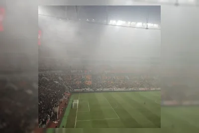 Asap Flare Suporter Paksa Wasit Hentikan Laga Persija Jakarta vs Semen Padang