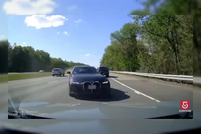Pengemudi BMW Lawan Arah Tabrak Mobil di Massachusetts