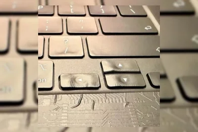 Tombol MacBook Pro Meleleh Akibat Kelalaian Pasang Skin Pakai Hair Dryer