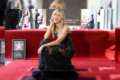 FOTO: Girang Miley Cyrus Raih Bintang Hollywood Walk of Fame
