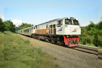 Tips Bebas Pegal Saat Tak Dapat Kursi di Kereta Lokal Malang-Surabaya