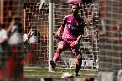 Maarten Paes Pahlawan Ajax, Tepis Dua Penalti dan Bawa Tim ke Conference League