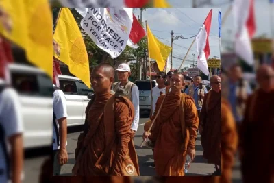 Puluhan Biksu Thudong Lanjutkan Perjalanan ke Yogyakarta Menggunakan Bus