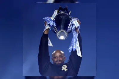 Vincent Kompany Angkat Trofi Liga Premier dalam Parade Perpisahan Pep Guardiola