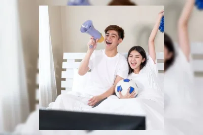 8 Cara Romantis Nobar Sepak Bola Bersama Pasangan Agar Makin Intim