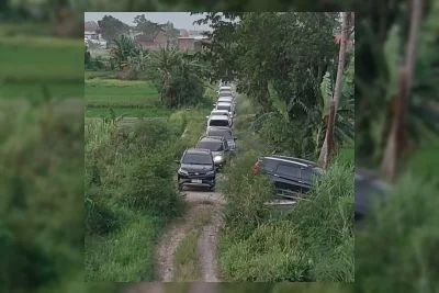 Terlalu Bergantung pada Aplikasi Navigasi, Banyak Kendaraan Tersesat di Jalan Sempit