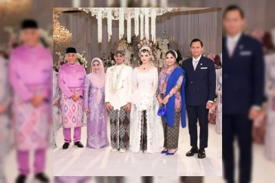 Annisa Pohan Tampil Anggun dengan Kebaya Floral Saat Kondangan