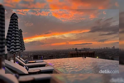 Keindahan Sunset dari 28th Sky Beach Club The Trans Luxury Surabaya