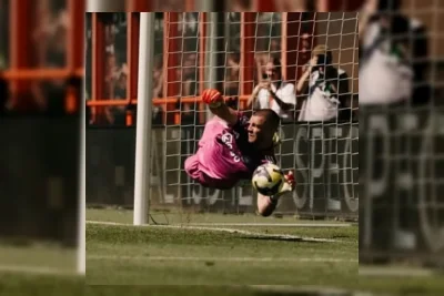 Maarten Paes Tepis Dua Penalti, Bawa Ajax Menang Drama Adu Tos